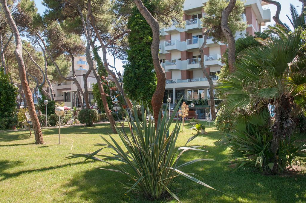 Hotel Atlantic Giulianova Exterior foto