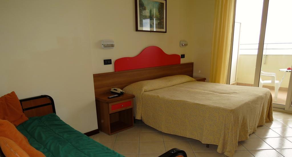 Hotel Atlantic Giulianova Habitación foto
